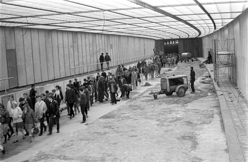 Zestiende Stedenkennistoernooi. Deelnemers in de IJ-tunnel, Bestanddeelnr 921-4615