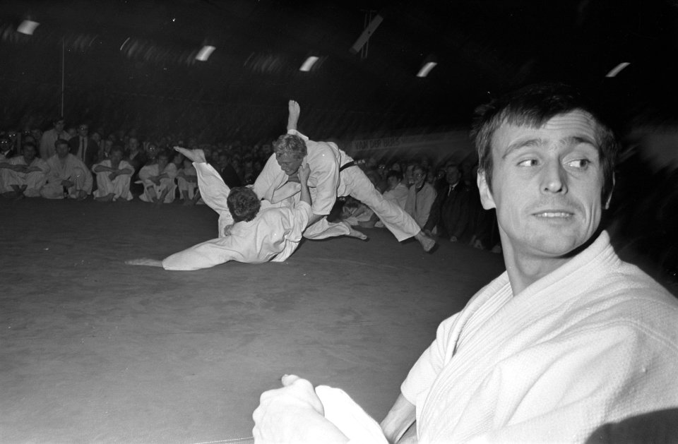 Zesdaagse Amsterdam, judo Wim Ruska brengt tegenstander naar de grond met een ar, Bestanddeelnr 920-9193