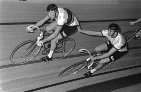 Zesdaagse Amsterdam, Ger Bongers en Piet de Wit wonne bij de amateurs, in aktie, Bestanddeelnr 920-9213
