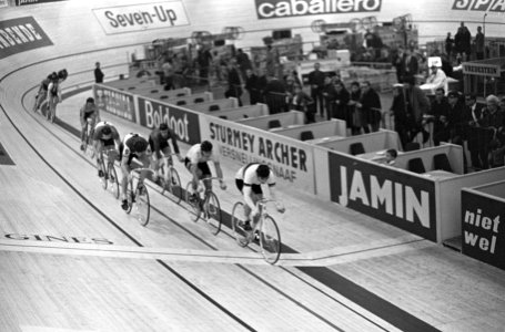 Zesdaagse, RAI Peter Post (nummer 5) wint klassementsri hier wint hij sprint van, Bestanddeelnr 919-8756