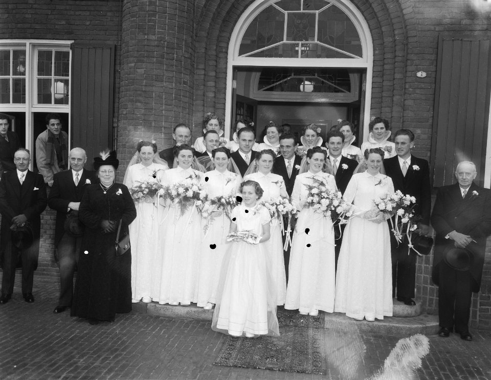 Zesvoudig huwelijk. Zusters en broers familie Bertens uit Enschot huwen met vijf, Bestanddeelnr 906-3137
