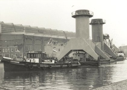 Zeven pontons met onderdelen voor twee grijpkranen voor de Figee fabriek