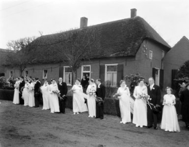 Zesvoudig huwelijk. Zusters en broers familie Bertens uit Enschot huwen met vijf, Bestanddeelnr 906-3139 photo