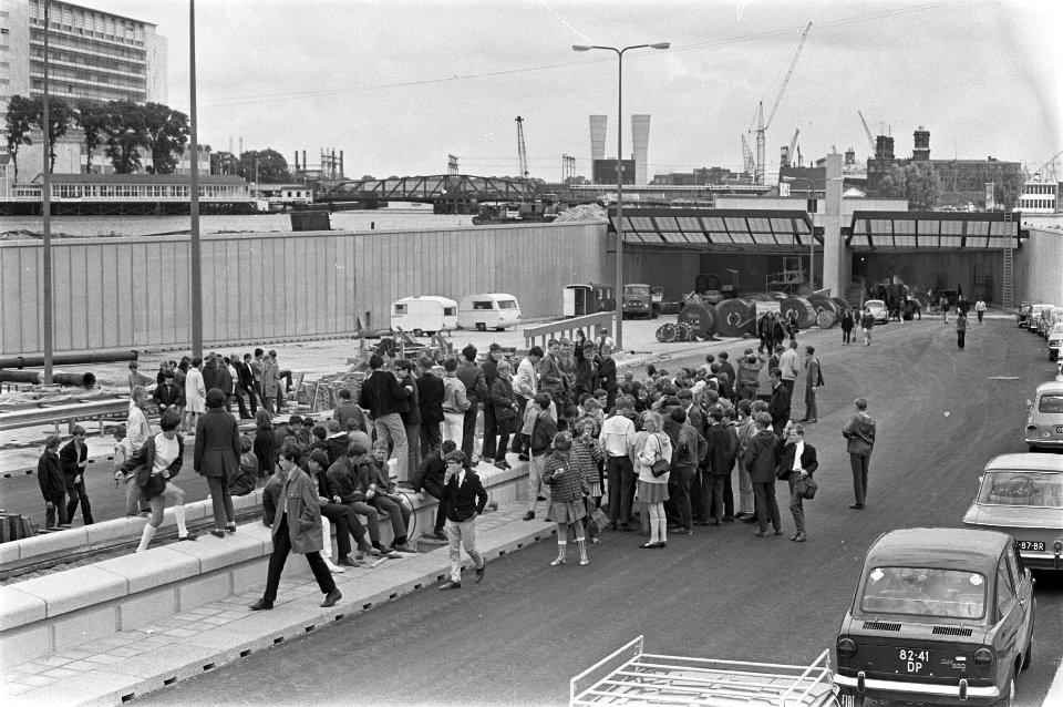 Zestiende Stedenkennistoernooi. Deelnemers in de IJ-tunnel, Bestanddeelnr 921-4614
