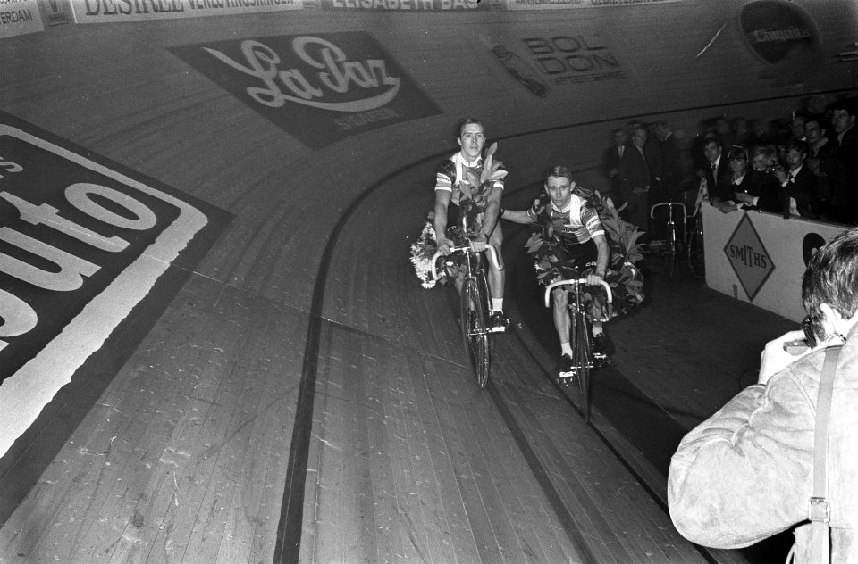 Zesdaagse Amsterdam, Freddy Eugen en Pallie Lykke tijdens hun ereronde, Bestanddeelnr 920-9246