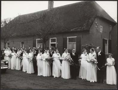 Zesvoudig huwelijk. Zusters en broers familie Bertens uit Enschot huwen met vijf, Bestanddeelnr 047-0959