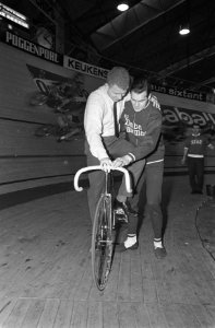 Zesdaagse Amsterdam, Pfenninger met Deense journalist, Bestanddeelnr 920-9198