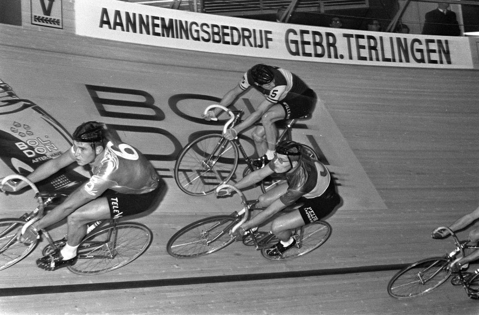 Zesdaagse Amsterdam, Peter Post (boven) heeft zojuist Jan Janssen tot orde geroe, Bestanddeelnr 920-9167
