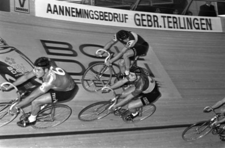 Zesdaagse Amsterdam, Peter Post (boven) heeft zojuist Jan Janssen tot orde geroe, Bestanddeelnr 920-9167