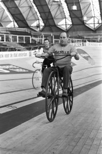 Zesdaagse Amsterdam, soigneur Jan Heil op antieke fiets, Bestanddeelnr 920-9125