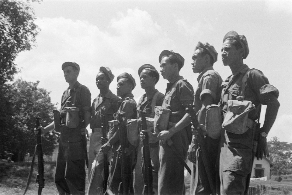 Zeven militairen op een rij, Bestanddeelnr 8-4-6