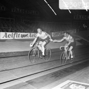 Zesdaagse wielrennen in RAI Amsterdam. Klaus Bugdahl en Dieter Kemper wisselen, Bestanddeelnr 923-0790