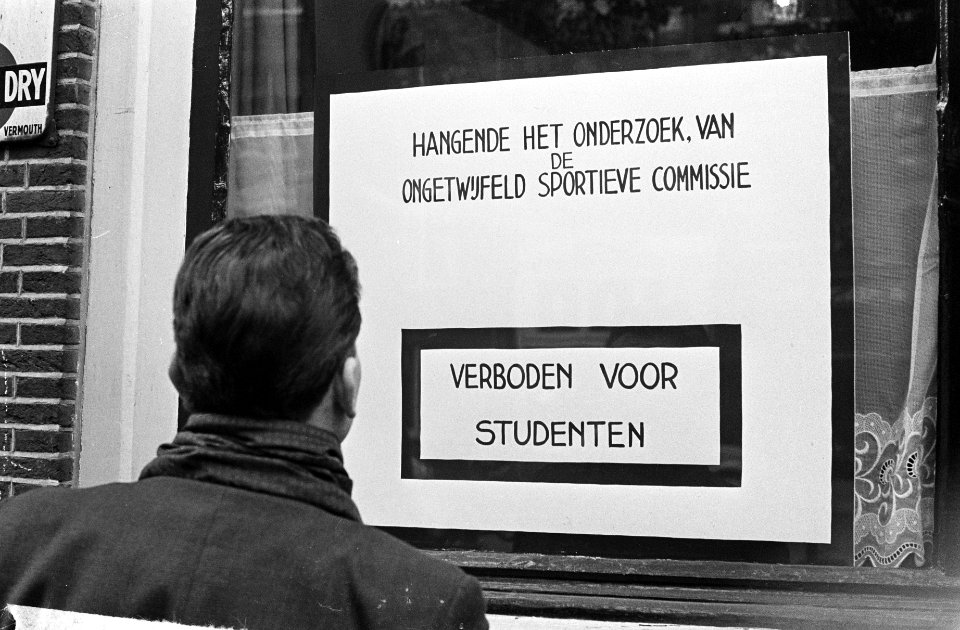 Zeven despuut gezelschappen voorlopig niet meer in hun stamkroeg, aan de Rozengr, Bestanddeelnr 914-4082