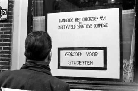 Zeven despuut gezelschappen voorlopig niet meer in hun stamkroeg, aan de Rozengr, Bestanddeelnr 914-4082