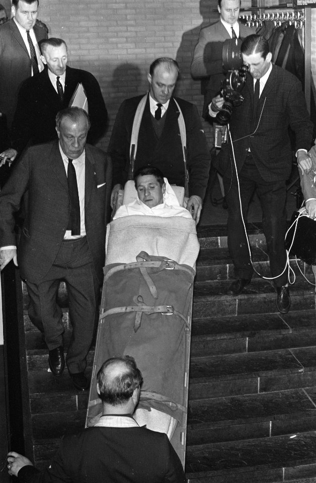 Zesdaagse Amsterdam, Peter Post op brancard verlaat RAI, Bestanddeelnr 920-9217