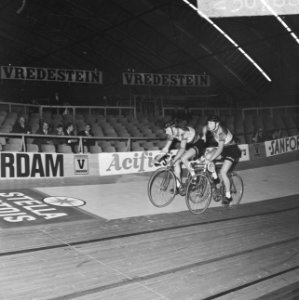 Zesdaagse wielrennen in RAI Amsterdam. Gerard Koel (rechts) en Piet de Wit wisse, Bestanddeelnr 923-0788