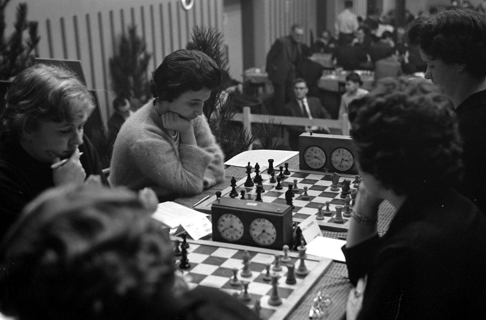 Zesde Ronde Hoogovensschaaktoernooi. Javanovic, schaakster, Bestanddeelnr 913-4120