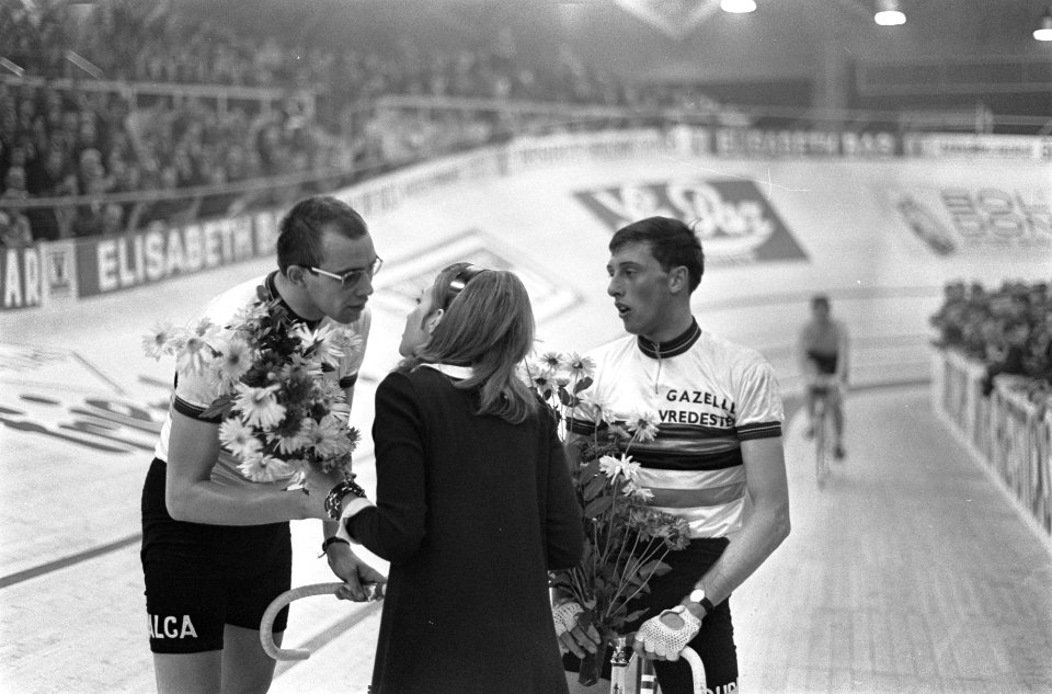Zesdaagse Amsterdam, Piet de Wit en Gert Bongers krijgen bloemen en kusje, amate, Bestanddeelnr 920-9169