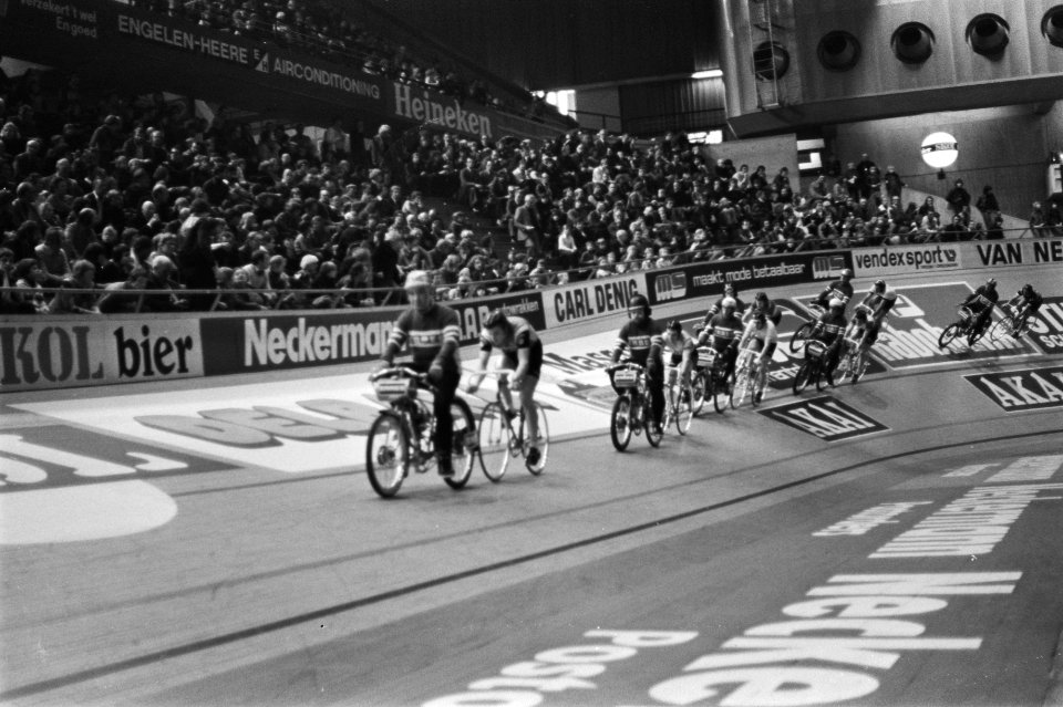 Zesdaagse van Rotterdam overzicht tijdens de wedstrijd, midden Thurau, Clark en, Bestanddeelnr 928-9917
