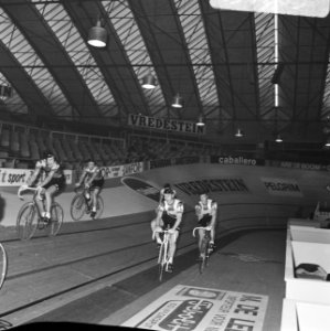 Zesdaagse wielrennen RAI Amsterdam, tweede dag. Koppel Duyndam-Eugen in aktie, Bestanddeelnr 923-0703