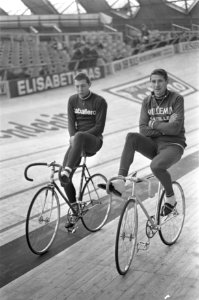 Zesdaagse Amsterdam, Peter Post rechts in gesprek met Gerard Koeli, Bestanddeelnr 920-9124