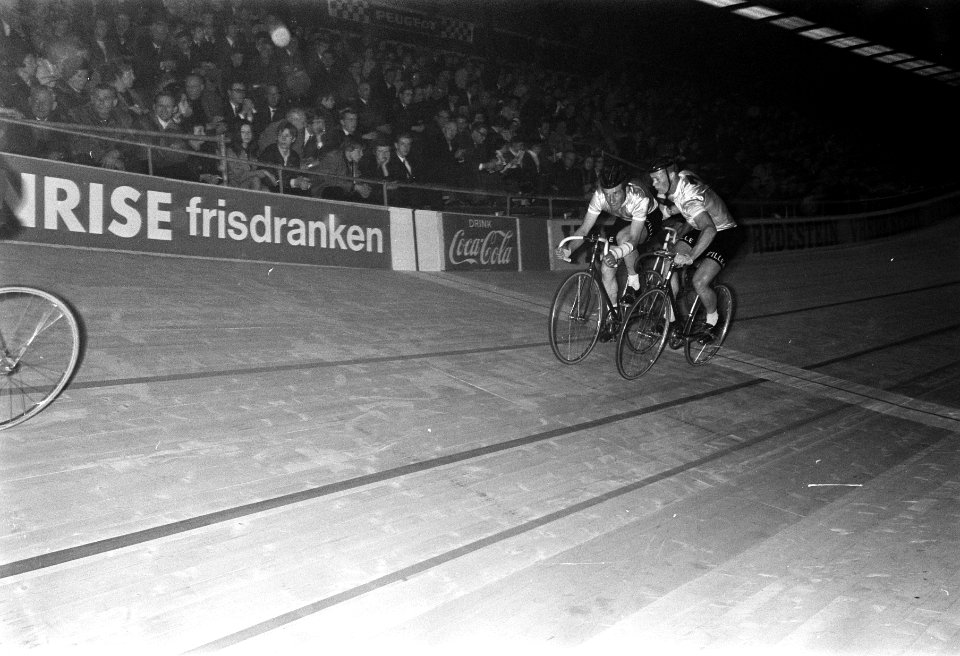 Zesdaagse te Rotterdam gestart. Peter Post (links) word afgezet door Belgische k, Bestanddeelnr 922-2616