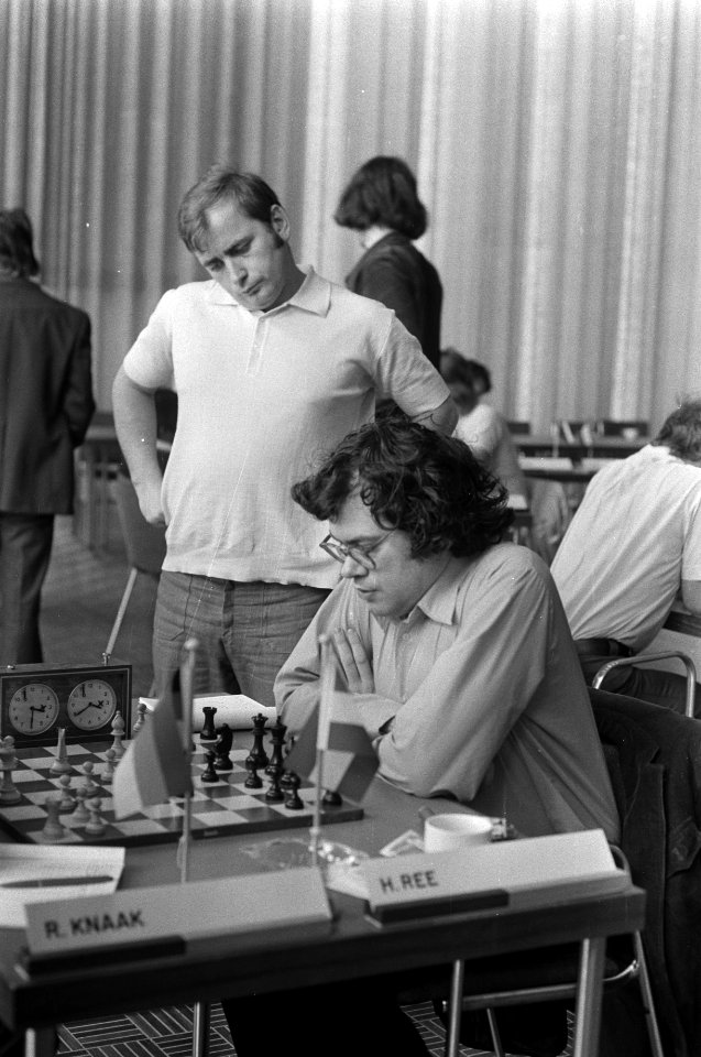 Zesde ronde IBM-schaaktoernooi Jansa (l) kijkt toe bij Hans Ree, Bestanddeelnr 927-3414
