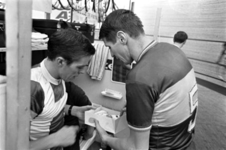 Zesdaagse Amsterdam, Peter Post (rechts) deelt taartjes met concurrent Palle Lyk, Bestanddeelnr 920-9168