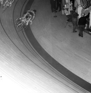 Zesdaagse in de RAI, wissel Peter Post en Fritz Pfenninger, Bestanddeelnr 919-8719
