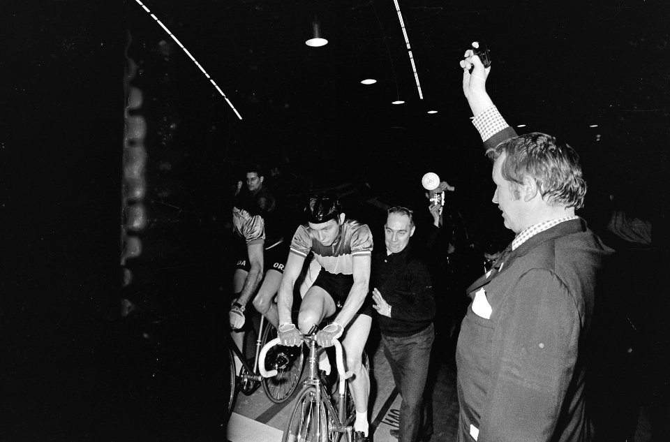 Zesdaagse in de RAI, Toon Hermans lost startschot. De renner links is Gerard 'Zo, Bestanddeelnr 919-8711