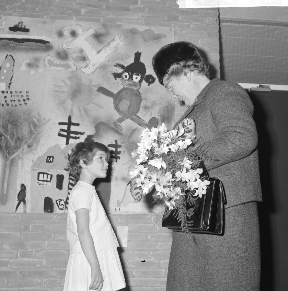 Zesjarige inwoonster Ana Kolotai terwijl ze de koningin bloemen aanbiedt, Bestanddeelnr 918-4522