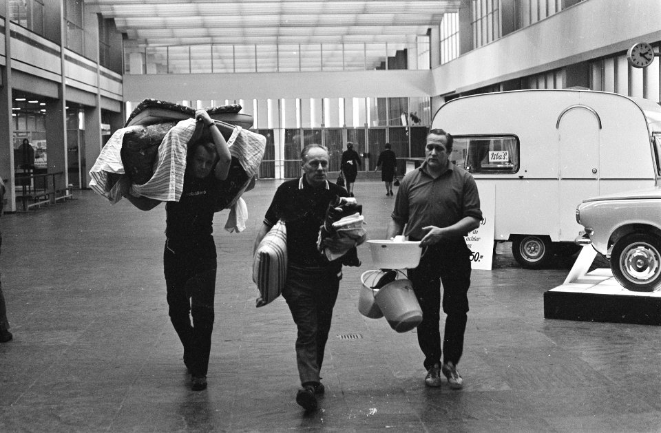 Zesdaagse Amsterdam, verzorgers en mechanicien van Peter Post met bed verlaten R, Bestanddeelnr 920-9219