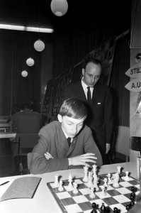 Zesde Niemeyer Jeugdschaaktoernooi te Groningen. Piet Roozenburg kijkt bij de jo, Bestanddeelnr 920-9510