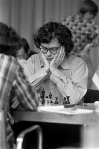 Zesde ronde IBM-schaaktoernooi Hans Ree in actie (tegen Knaak), Bestanddeelnr 927-3413