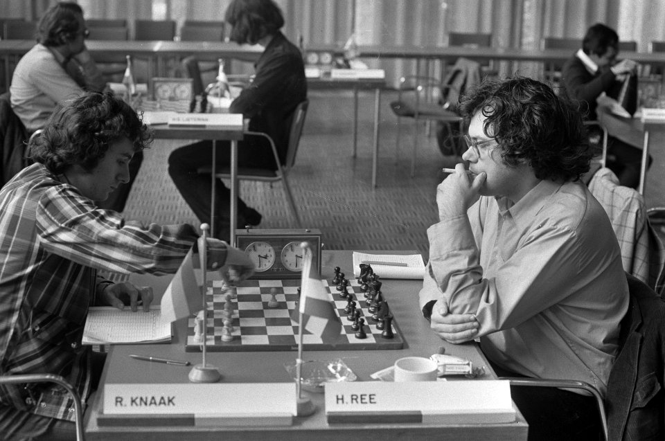 Zesde ronde IBM-schaaktoernooi Ree (r) tegen Knaak (l) (DDR), Bestanddeelnr 927-3416