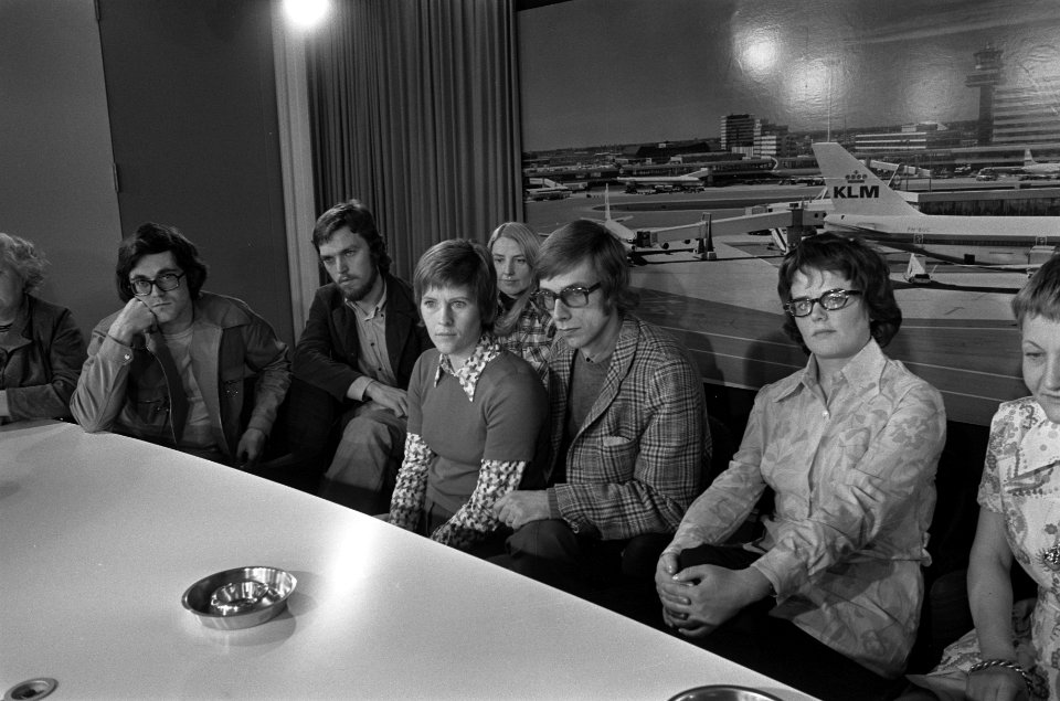 Zes vrijwilligers naar Bangla Desh , vrijwilligers tijdens persconferentie op Sc, Bestanddeelnr 926-2815
