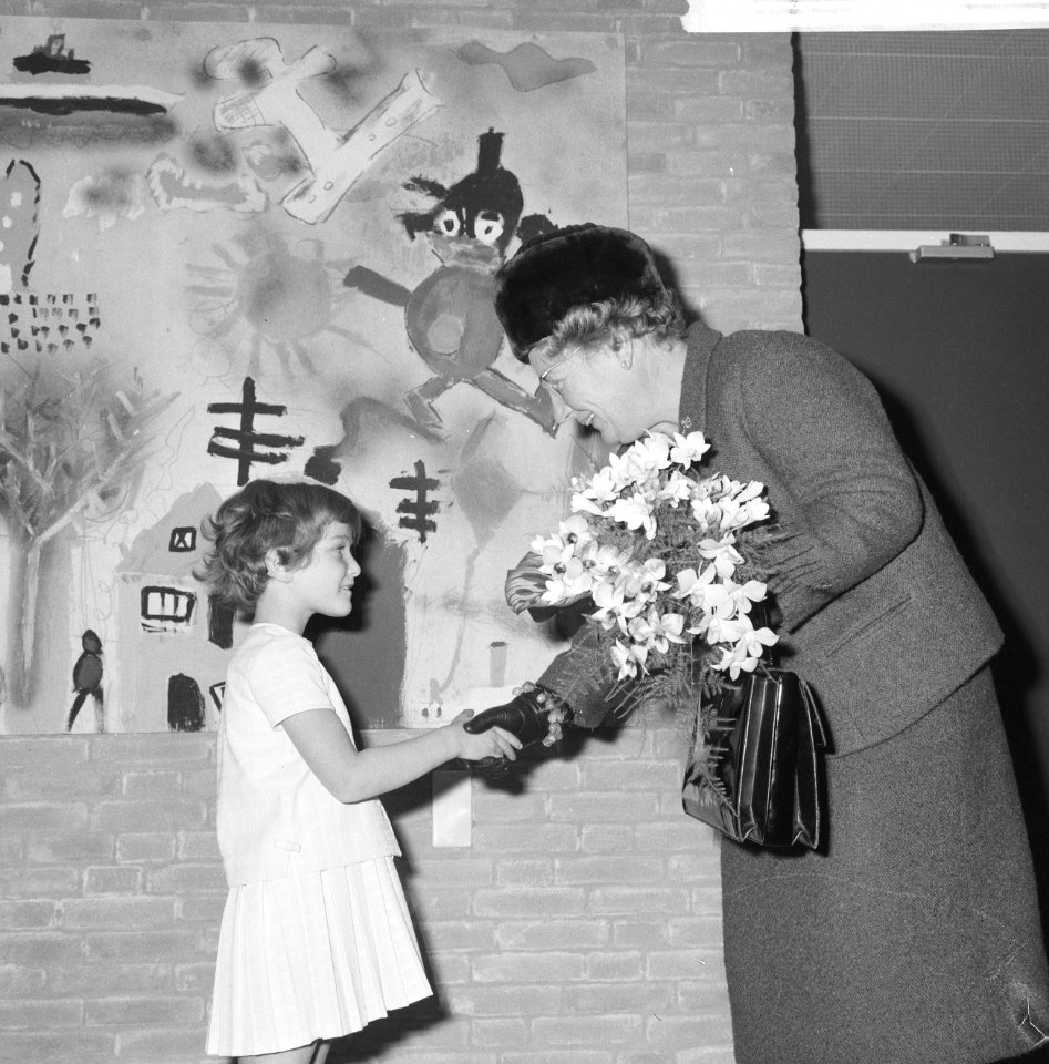 Zesjarige inwoonster Ana Kolotai terwijl ze de koningin een hand geeft, Bestanddeelnr 918-4525