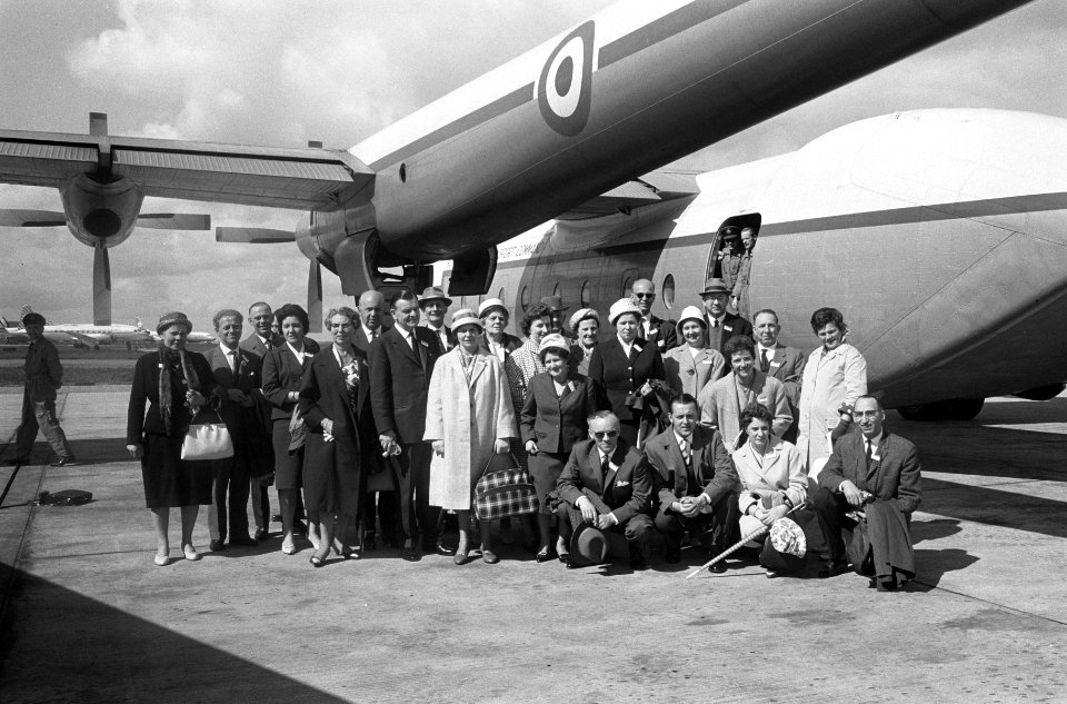 Zesentwintig pilotenhelpers naar Engeland (uitnodiging van RAF), Bestanddeelnr 913-9734
