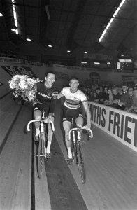 Zesdaagse Amsterdam, nummer 7 Bongers en De Wit rijden ererondje, Bestanddeelnr 920-9215