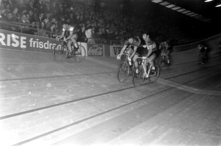 Zesdaagse te Rotterdam gestart Peter Post (links) word afgezet door Belgische ko, Bestanddeelnr 922-2614