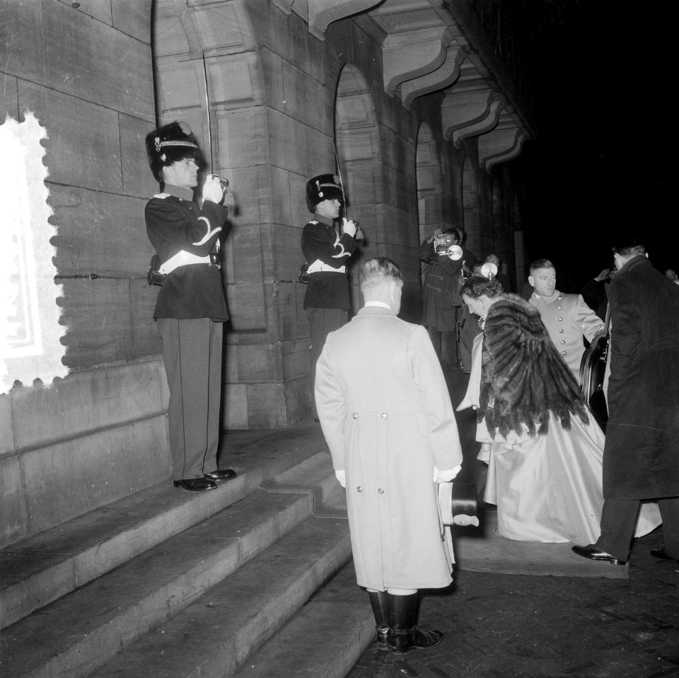 Zeslanden conferentie, koningin Juliana komt aan bij het Paleis op de Dam in Ams, Bestanddeelnr 906-1397