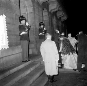 Zeslanden conferentie, koningin Juliana komt aan bij het Paleis op de Dam in Ams, Bestanddeelnr 906-1397