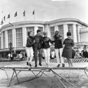 Zevende Europabeker voor Zangvoordracht te Knokke, de zangploeg op de trampoline, Bestanddeelnr 917-9514