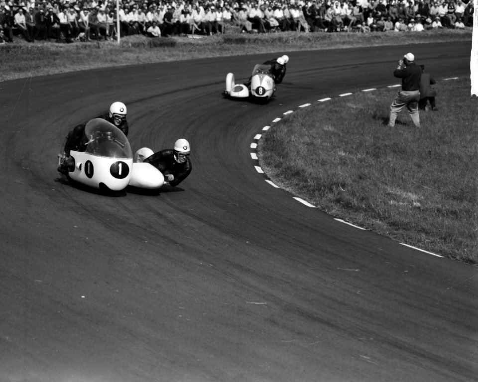 Zijspanrace Nummer 1 Pip Harris Ray Campbell (BMW) en nummer 8 Max Deubel …, Bestanddeelnr 912-6404