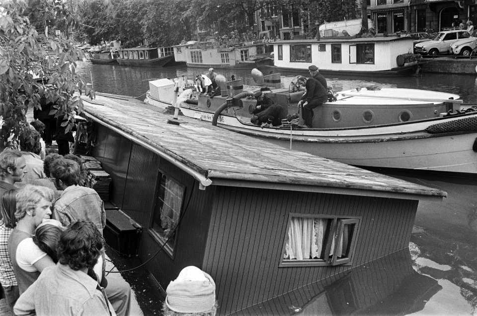 Zinkende woonboot op Amsterdamse Prinsengracht, Bestanddeelnr 928-7009
