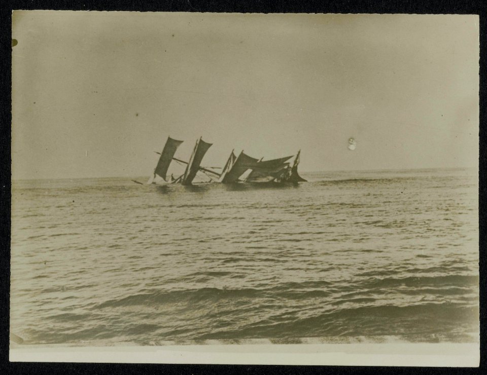 Zinkend getorpedeerd zeilschip., Bestanddeelnr 158-0292