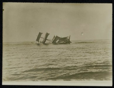 Zinkend getorpedeerd zeilschip., Bestanddeelnr 158-0292