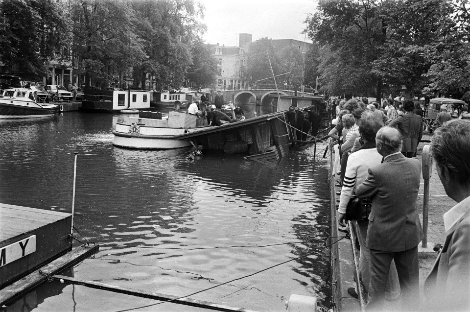 Zinkende woonboot op Amsterdamse Prinsengracht, Bestanddeelnr 928-7010