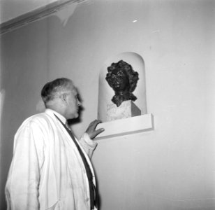 Zilversmid bij de buste van beeldhouwer en zilversmid Georg Jensen, de oprichter, Bestanddeelnr 252-8867 photo