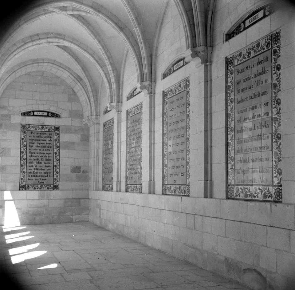 Zijwanden (kruisgang) van de Pater Noster kerk van binnen gezien. Tekst van het , Bestanddeelnr 255-5361